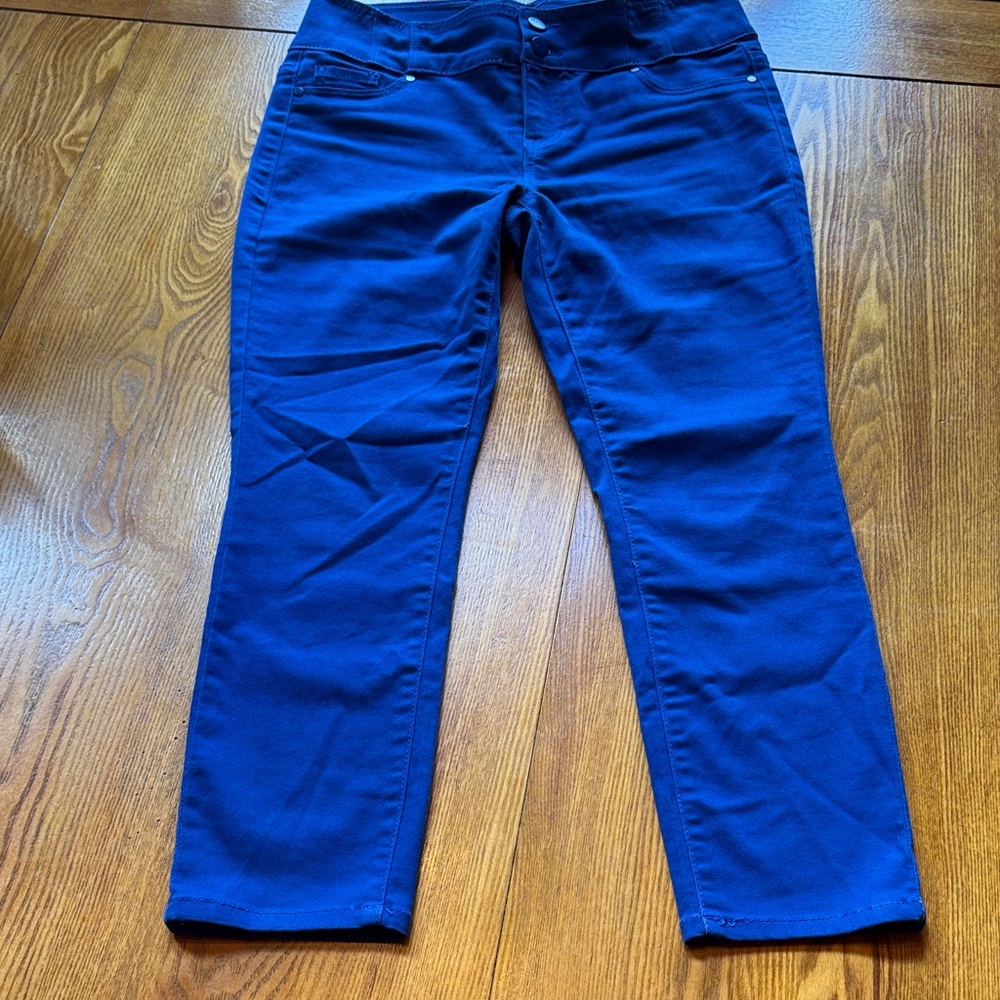 D.Jeans Women's Royal Blue Crop Jeans.  Excellent Condition! Size 4